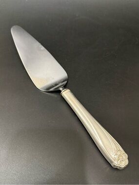 Vintage 1847 Rogers Bros IS Silverplate Daffodil 10 1/2” Cake Or Pie Server